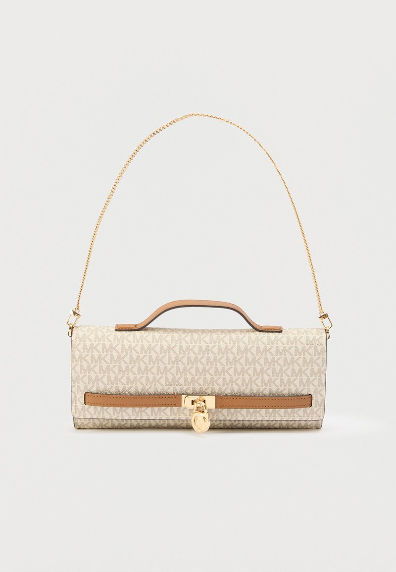 Sac à main rectangulaire beige et marron de Michael Kors avec une bandoulière en chaîne dorée et un détail de serrure dorée sur le fermoir avant.