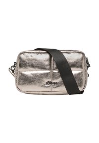 Metallisch silberne Crossbody-Tasche mit gepolstertem Design, schwarzem Tragegurt und geprägtem Logo. Glatte Oberfläche mit rechteckiger Form.