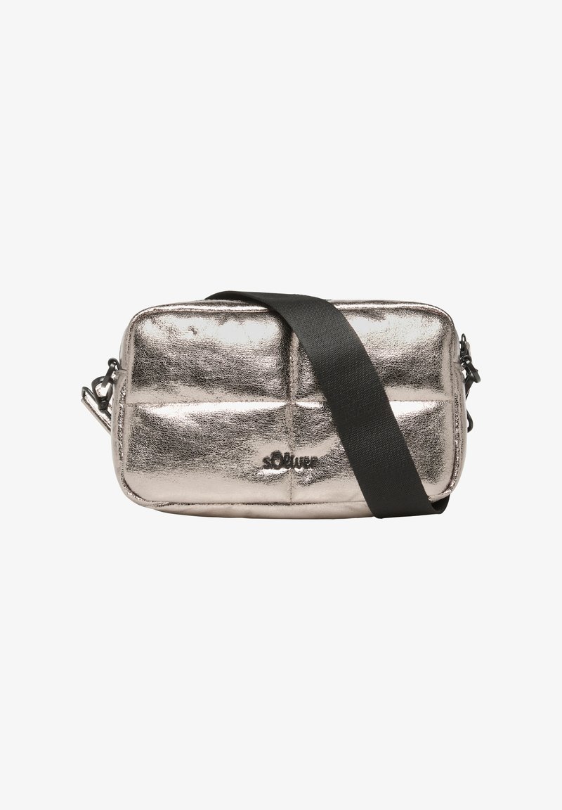 Metaliczna srebrna torebka crossbody z wyprofilowanym designem, czarnym paskiem i wytłoczonym logo. Gładka struktura w prostokątnym kształcie.