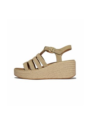 Sandalia de cuña beige con plataforma trenzada, múltiples tiras de ante y correa ajustable con hebilla en el tobillo, mostrada de perfil.