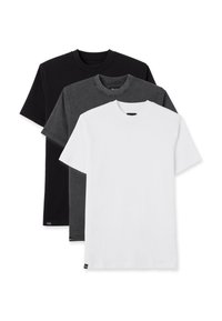 Tre t-shirt: nere, grigio heather e bianche. Ognuna ha un collo tondo, maniche corte e una consistenza morbida in cotone. Etichette visibili all'orlo.