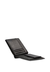 Portafoglio nero in pelle con numerosi scomparti per carte, design bifold, texture liscia e chiusura magnetica semplice.