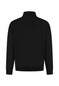 Zwarte lange mouwen pullover met geribbelde manchetten en zoom, hoge kraag en een klein reflecterend driehoekdetail onder de kraag op de rug.