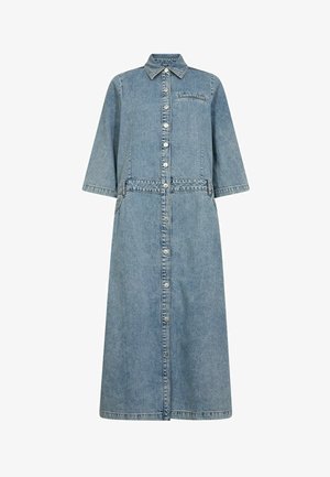 Robe chemise en denim avec devant à boutons, col, manches courtes et poches latérales. Couleur bleu clair avec un léger effet délavé et des détails de couture.