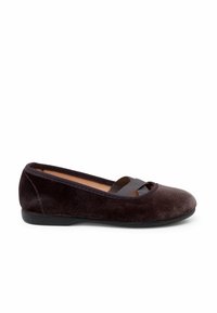 Ballerine in velluto marrone con punta arrotondata, fascia elastica sul collo del piede e suola in gomma nera liscia.