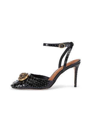 Chaussure à talon haut en cuir verni noir avec un bout ouvert, texture crocodile, bride de cheville avec quincaillerie dorée décorative et embellissement.
