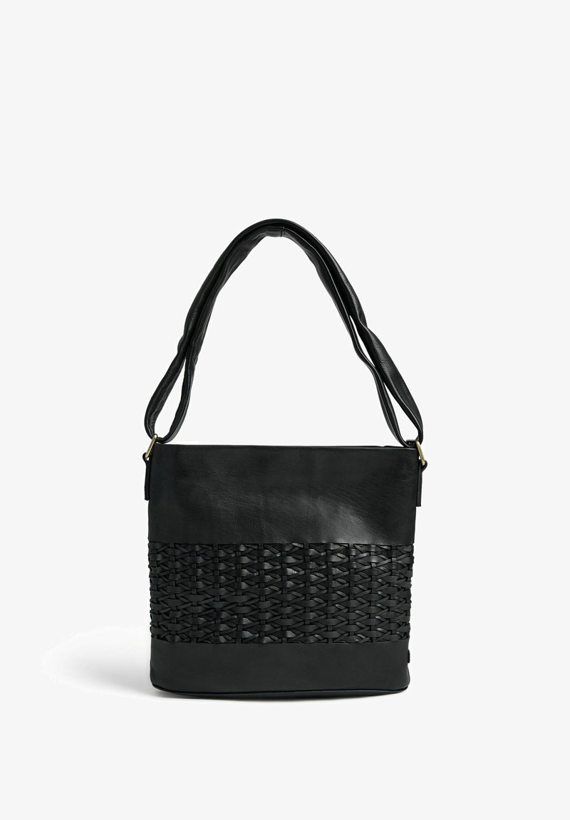 Svart läderhandväska med vävd textur i botten, utrustad med dubbla axelremmar och en slät ovandel.