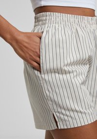 Urban Classics STRIPED  - Rövidnadrágok - cloud white