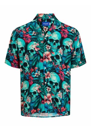 Chemise à manches courtes boutonnée avec des crânes turquoise et des fleurs tropicales multicolores sur un fond sombre.