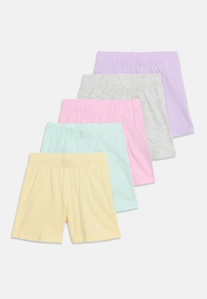 Cinco pares de pantalones cortos con cintura elástica en amarillo pastel, azul, rosa, gris y lavanda dispuestos superpuestos sobre un fondo blanco.
