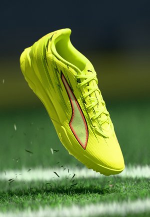ULTRA 6 PLAY TT - Botines de fútbol para césped - yellow alert/black/silver-coloured/glowing red