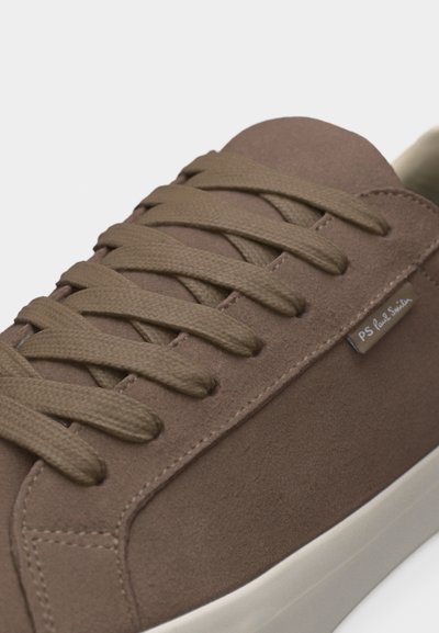 Baskets en daim marron avec lacets assortis, semelle blanche, et petite étiquette "PS Paul Smith" sur le côté près des lacets.