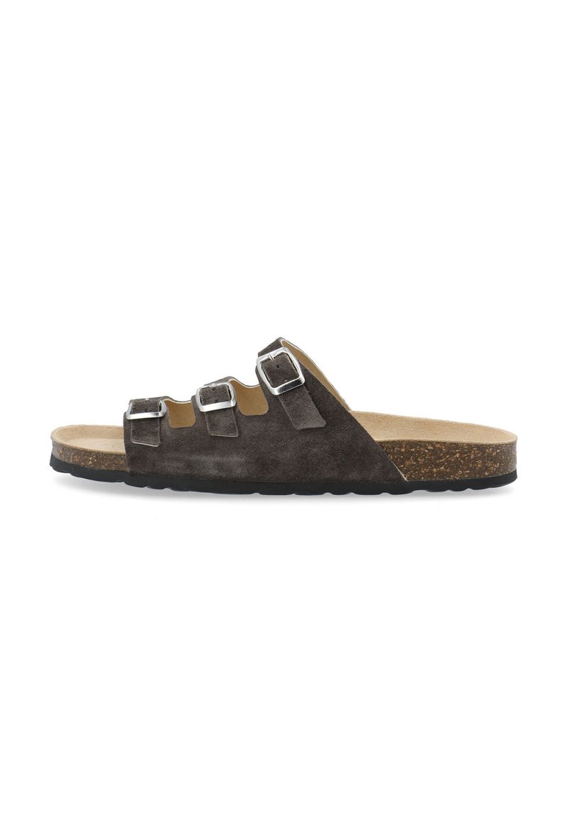 Sandal in suede marrone con tre fibbie argento regolabili, plantare in sughero e suola in gomma nera texture. Design piatto per una facile vestibilità.