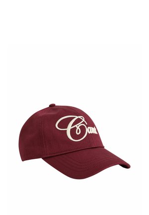 Bordeauxrotes Baseballcap mit gebogenem Schirm und weißem kursiv besticktem Text auf dem Frontpanel.