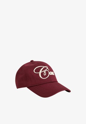 Bordeauxrotes Baseballcap mit gebogenem Schirm und weißem kursiv besticktem Text auf dem Frontpanel.