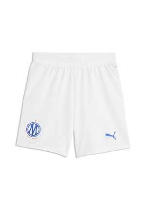 Hvide sportsshorts med elastisk linning, med en blå Puma-logo på højre ben og et blåt cirkulært emblem med en stjerne på venstre ben.