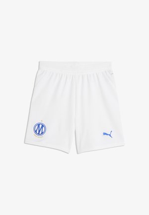 Białe szorty sportowe z elastycznym paskiem w talii, z niebieskim logo marki Puma na prawej nodze oraz niebieskim okrągłym emblematem z gwiazdą na lewej nodze.