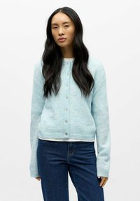 Lys blå cardigan laget av mykt stoff, med knapper foran, ribbestrikkede detaljer langs kantene og lange ermer.