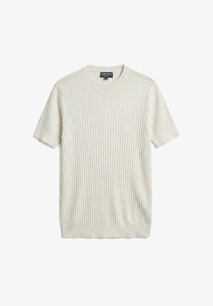 Suéter de punto acanalado color blanco roto de manga corta con cuello redondo y puños acanalados, colocado plano con la etiqueta de la marca visible dentro del cuello.