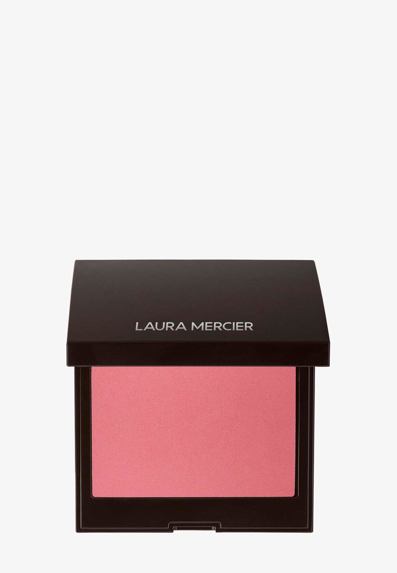 Firkantet kompakt blush i matt rosa med svart lokk som har "Laura Mercier"-merke i hvite bokstaver på toppen.