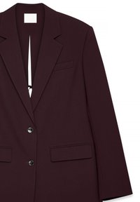 Bordeaux blazer gemaakt van textuurstof, met een notch-kraag, enkele knoopsluiting en twee voorzakken. Soepele afwerking met minimale details.