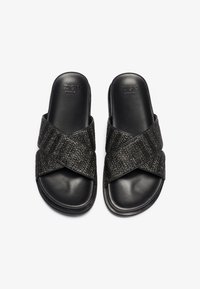 Sorte slide-sandaler med kryds-mønstrede tekstilremme, glatte sorte såler og præget logo. Kompakt design, nemme at tage på.