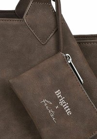 Bolso de mano marrón texturizado con una etiqueta hexagonal, que presenta un pequeño bolsillo con cremallera estampado con "Brigitte x fritzi." Material de imitación de cuero duradero.