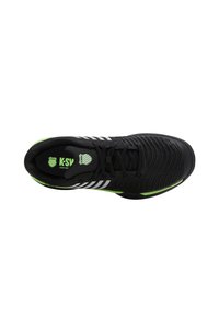 Pantof de sport negru cu un exterior texturat, având accente verzi și detalii cu dungi albe. Material din plasă pentru respirabilitate, design cu șireturi.