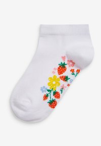 Calcetín de algodón blanco hasta el tobillo que presenta un diseño colorido de fresas rojas, flores amarillas y azules, y hojas verdes a lo largo del costado.