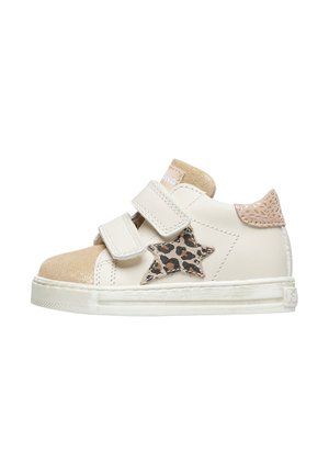 Sneaker per bambini color crema con punta in glitter dorato, stella a stampa leopardata di lato, fasce in velcro beige e linguetta del tallone testurizzata.