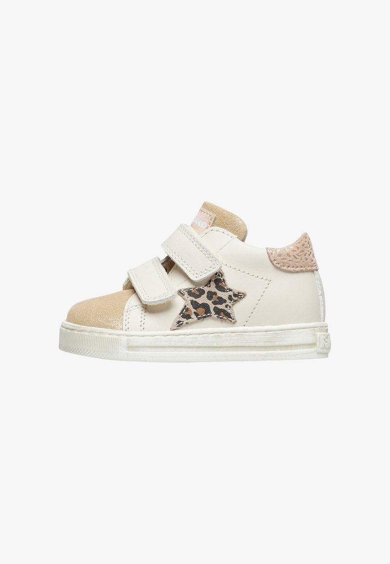 Sneaker per bambini color crema con punta in glitter dorato, stella a stampa leopardata di lato, fasce in velcro beige e linguetta del tallone testurizzata.