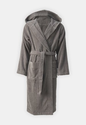 Harso harmaa frotee kylpytakki, jossa on huppu, etuosan solmimisnäppäys, kaksi taskua ja teksturoitu raidallinen kuvio saumoissa. Pehmeä ja imukykyinen.