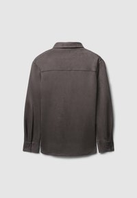 Dunkelgraues Langarmshirt aus glattem Stoff, mit kragenförmigem Halsausschnitt und knöpfbaren Manschetten. Die Rückansicht zeigt ein sauberes, minimalistisches Design.
