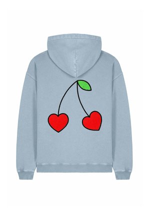 Hoodie bleu clair avec un design en fil noir représentant deux cœurs rouges et une feuille verte, positionné au centre du dos.