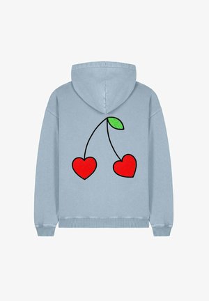 Heledsinine kapuutsiga särk, mille tagaküljel keskel on mustaga õmmeldud kujundus, kus on kaks punast südant ja roheline leht.