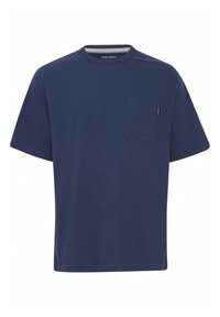 Tricou navy blue cu mânecă scurtă, din bumbac moale, având un guler rotund și un buzunar pe piept cu o etichetă mică cu logo.