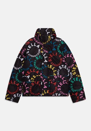 Doudoune noire avec col montant, présentant des motifs circulaires colorés avec le texte répétitif « Stella McCartney » en plusieurs couleurs.
