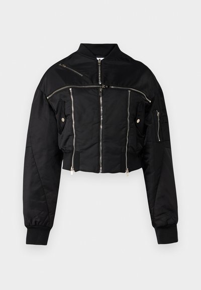 Sort cropped bomberjakke lavet af glat stof. Har sølvfarvede lynlåse, ribbede manchetter og flere lynlåslommer.