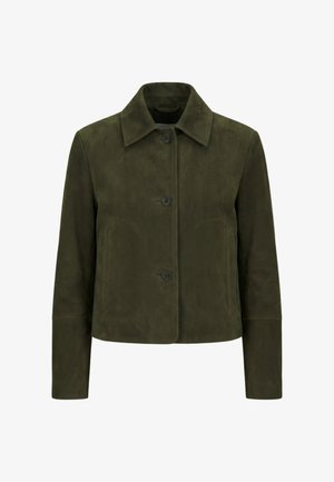 Donkergroene suède jas met puntige kraag, lange mouwen, drie knopen aan de voorkant en zijzakken, weergegeven op een witte achtergrond.