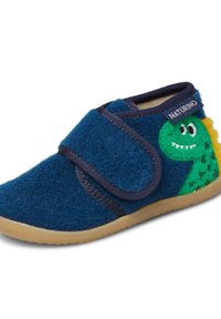Modrá filcová bota s designem zeleného dinosaura, suchým zipem, gumovou podrážkou a texturovanými akcenty v žluté a černé na straně.