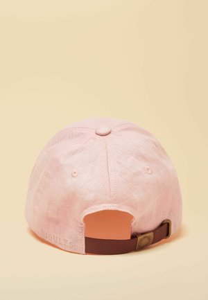 Světlounce růžová lněná baseballová čepice zobrazená zezadu s hnědým nastavitelným páskem a kovovou přezkou na neutrálním béžovém pozadí.
