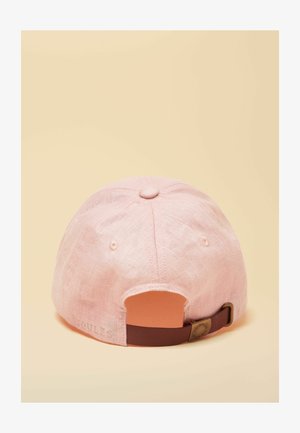 Lyserød linned baseballkasket set bagfra med brun justerbar rem og metalspænde på neutral beige baggrund.