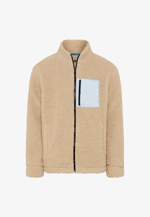 Beige fleece jack met een zachte textuur, hoge kraag en een ritssluiting aan de voorkant. Kenmerkt zich door een contrasterende lichtblauwe zak met een rits.