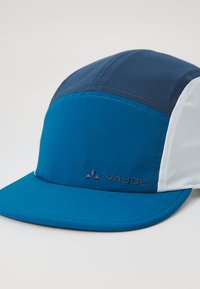 Blå og marineblå caps med flat skjerm og flerpaneldesign. Materialet ser lett ut med en glatt tekstur. Logoen er plassert på fronten.