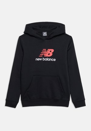 Hanorac negru New Balance cu logo roșu și alb pe piept, buzunar kangaroo frontal și glugă atașată cu șnururi.