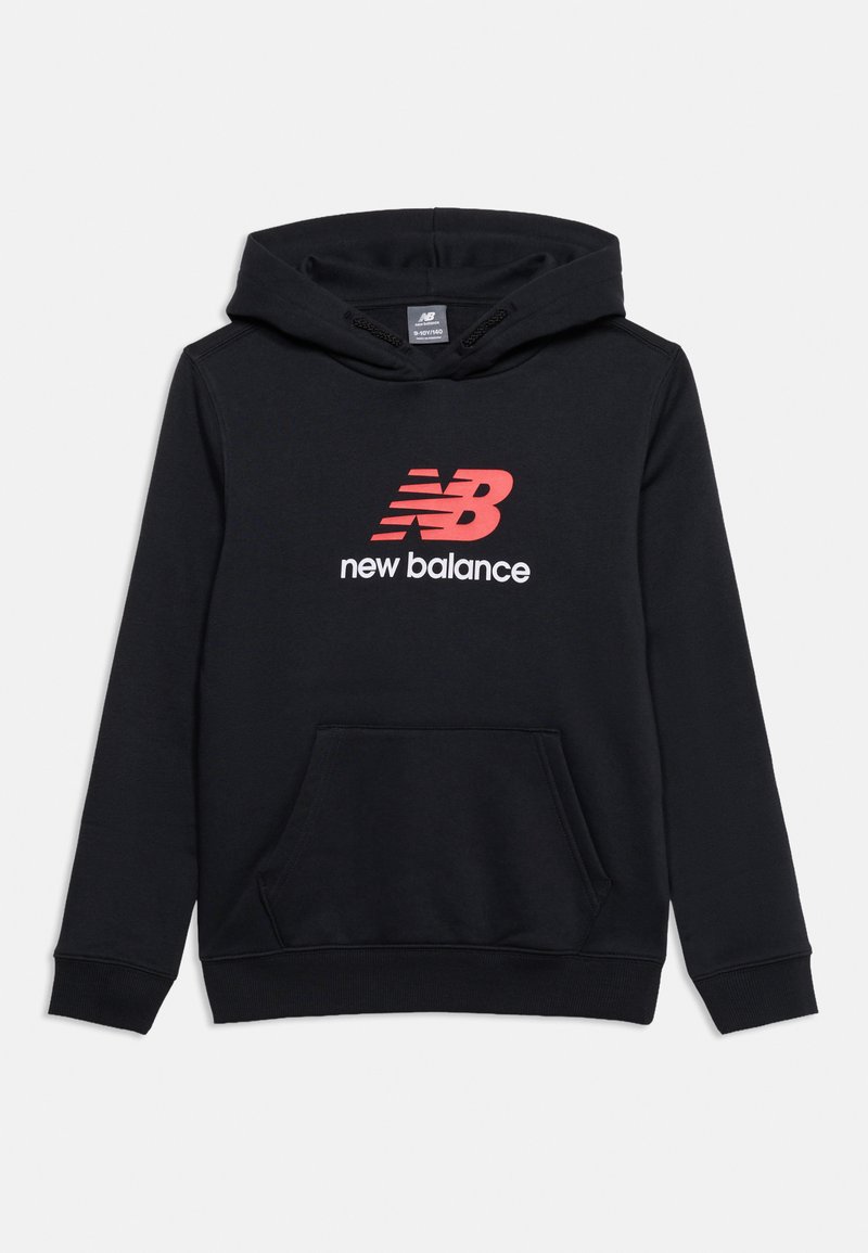 Sweat à capuche noir New Balance avec logo rouge et blanc sur la poitrine, poche kangourou à l'avant et capuche attachée avec cordons.