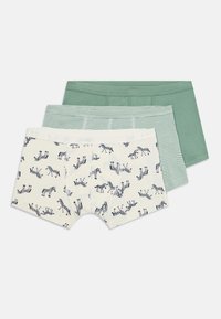 Kolme paria poikien boxershortseja, vihreänä, vihreä-valkoisina raidallisina ja valkoisina laivaston sinisellä seeprakuviolla, pinottuna tasaisesti valkoista taustaa vasten.