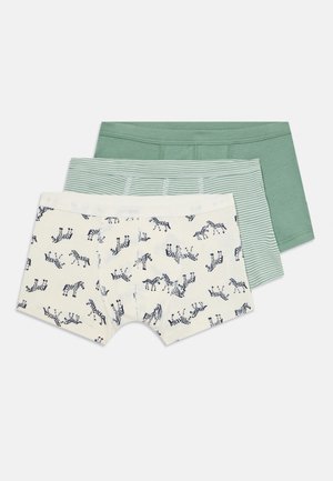 Drei Paar Jungen-Boxershorts in grün, grün-weiß gestreift und weiß mit navy-blauem Zebra-Print, flach auf einem weißen Hintergrund gestapelt.