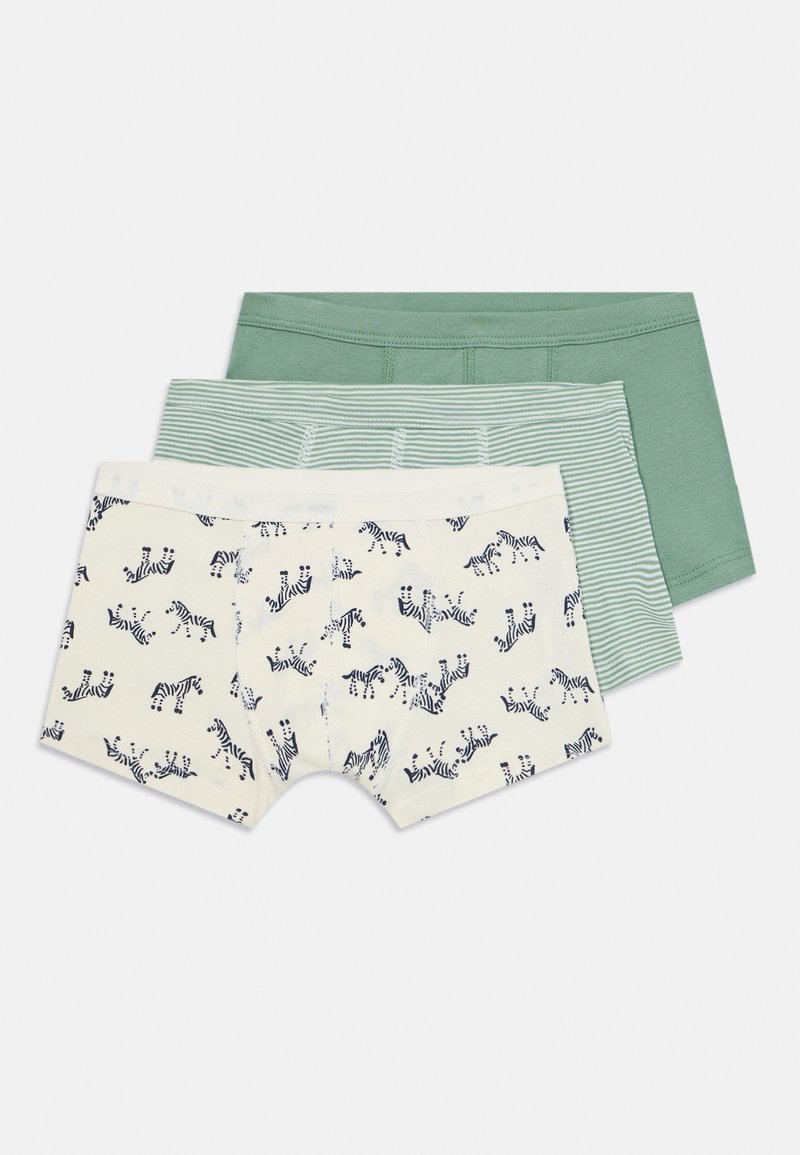 Kolme paria poikien boxershortseja, vihreänä, vihreä-valkoisina raidallisina ja valkoisina laivaston sinisellä seeprakuviolla, pinottuna tasaisesti valkoista taustaa vasten.