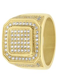 Gouden ring met een brede band, voorzien van een vierkante bovenkant die is versierd met kleine, heldere stenen die in een rasterpatroon zijn gerangschikt.